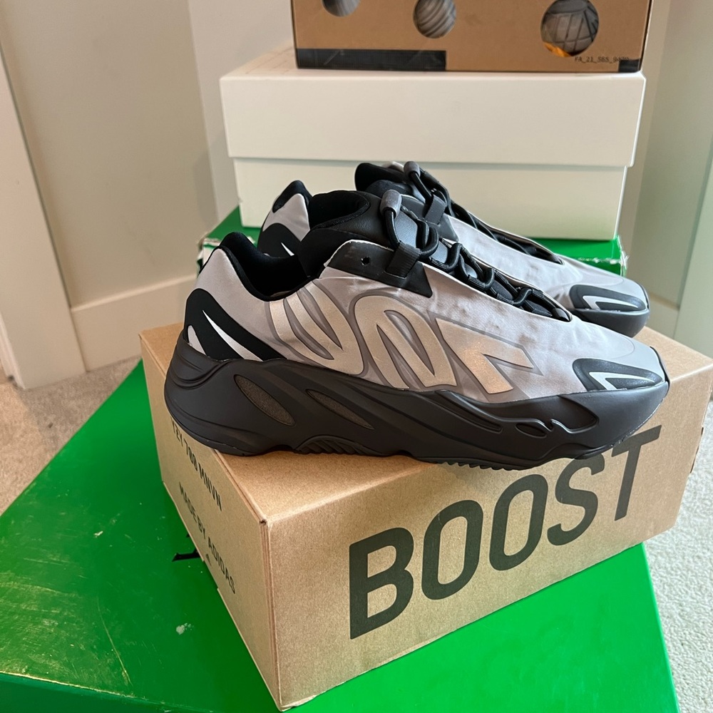 Yeezy Boost MNVN Metallic
